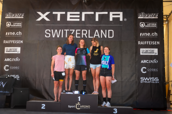 Podium à trois marches pour la remise des prix